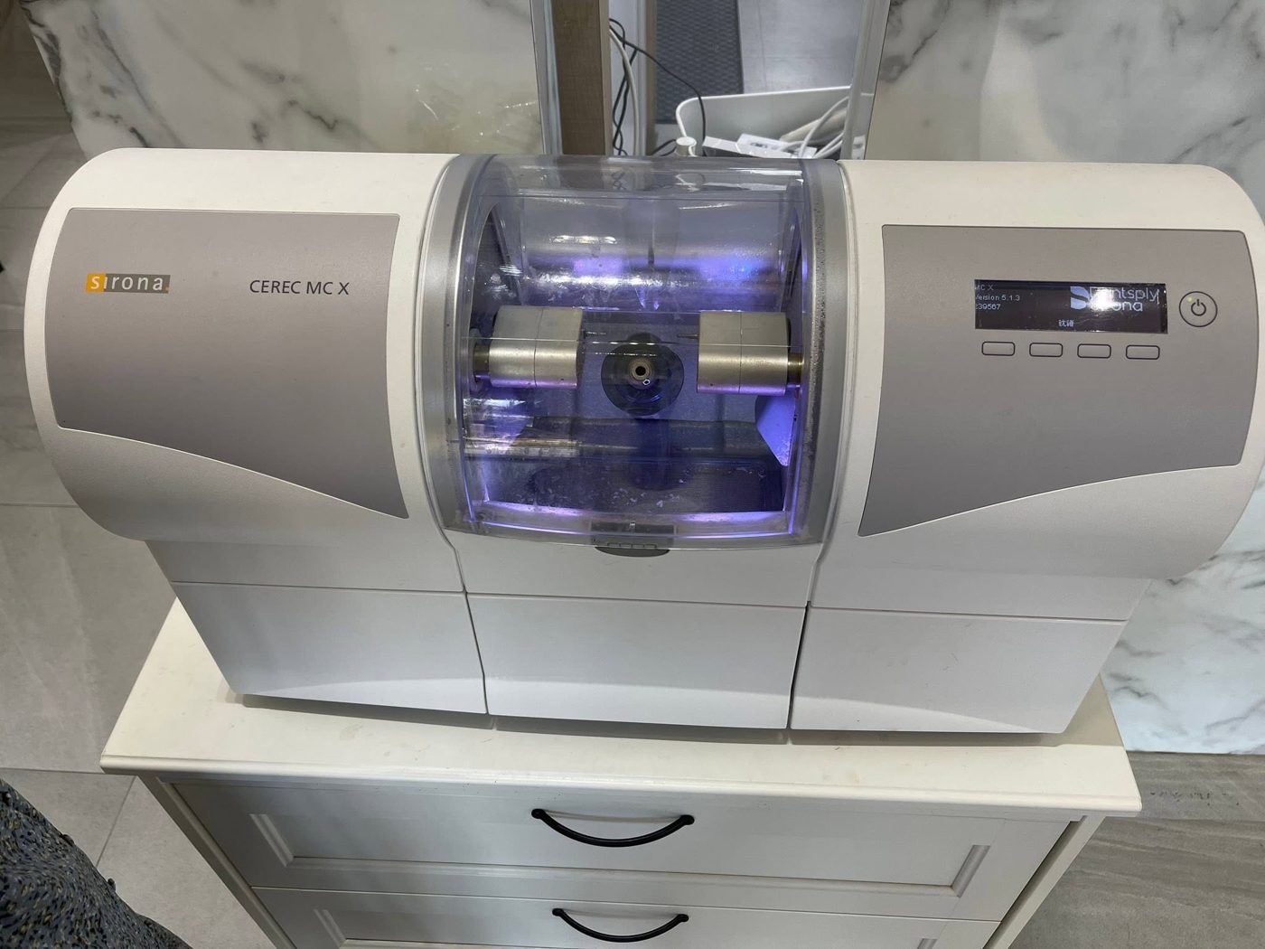 同學診所候診區的 Sirona CEREC MC X 研磨機
